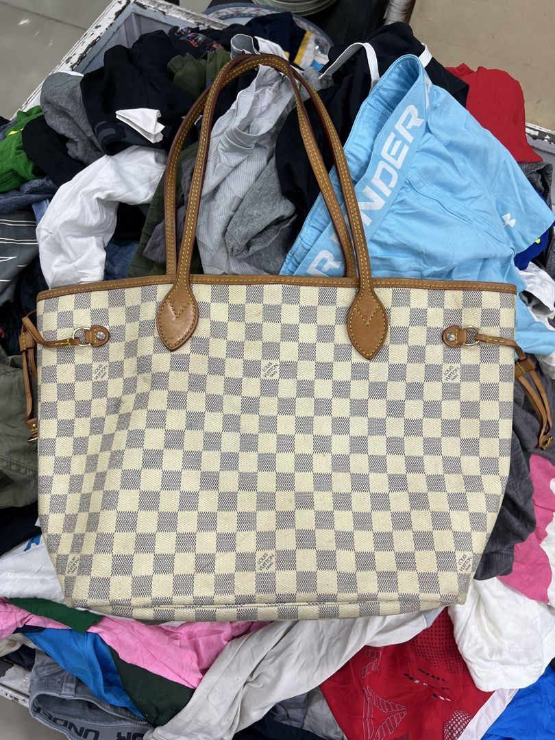 Louis Vuitton Neverfull MM in Damier Azur (Category: Luxury Bags & Wallets) located in Bacolod City. Submitted by novymae23 (Listing ID 1447753746, Image 1). Description: Louis Vuitton Neverfull MM in Damier Azur Size Large Excellent Condition .
