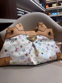 (Category: ) located in . Submitted by carousellluxury (Listing ID 1447835594, Image 1). Description: .