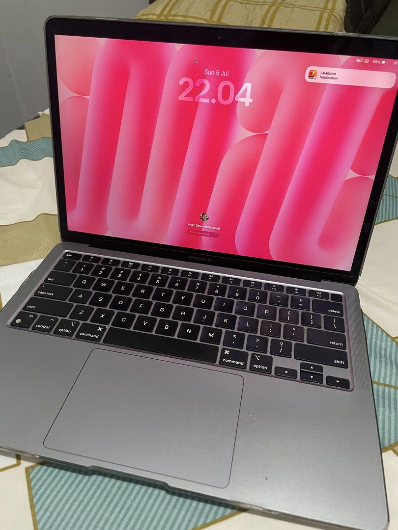 Macbook Air M1 256GB (Kategori: Laptop) berada di Depok. Dikirim oleh therealhascome (ID iklan 1447844871, Gambar 1). Deskripsi: Dijual karena sudah upgrade, kondisi mulus like new, masih sangat smooth, nego, bisa cek sepuasnya. kelengkapan dus, charger ori, macbook.