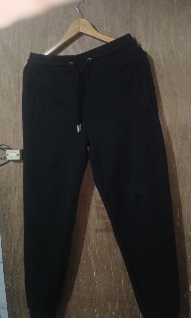 MLB New york Yankees (embossed print) (Category: Joggers) located in Rizal. Submitted by daangbakalthrift. (Listing ID 1447844884, Image 1). Description: For sale 🏷️ MLB New york Yankees (embossed print) Color solid triple black ⚫ Jogger pants Size large on tag W 30-38 L 38 Color rate 9.8/10 or better Condition excellent No issues Mine 500+sf Location Rodriguez rizal 📌 Dm for more details thanks 🙏🏻.