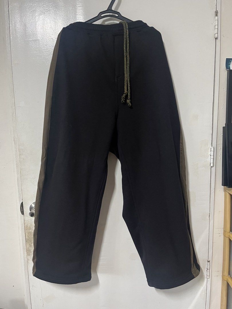 MN+LA Stride Pants in Anthracite/Olive (Category: Joggers) located in Quezon City. Submitted by oldbutgold1995 (Listing ID 1447878859, Image 2). Description: Size is Large, can possibly fit up to waistline 36. For context waist ko ay 30-31 Stride Pants in Anthracite/Olive stripes (L)- ₱1,400 (Original Price 2,970) Issue: Drawstring has loose thread. See last pic.