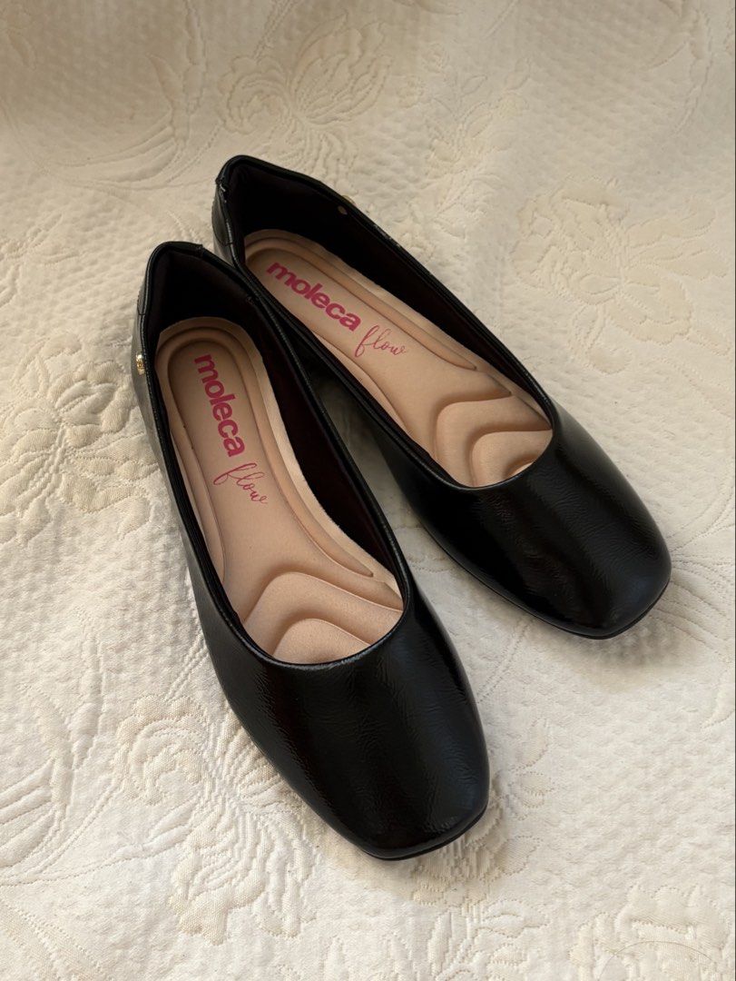 Moleca Molly Shoes Ballerina (Category: Flats & Sandals) located in San Antonio. Submitted by lostnfoundph (Listing ID 1447774259, Image 2). Description: Brand: Moleca Material: Black patent leather Style: Ballet flats Features: Comfortable cushioned insole, square toe, easy slip-on Occasion: Great for everyday wear Origin: Made in Brazil for petite feet only, got this for ₱1,200+ rfs: di siya maganda tignan for wide feet girlies.