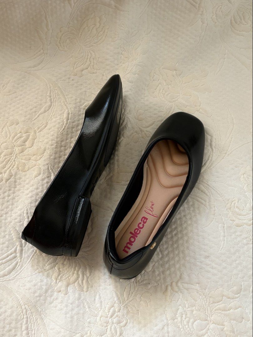 Moleca Molly Shoes Ballerina (Category: Flats & Sandals) located in San Antonio. Submitted by lostnfoundph (Listing ID 1447774259, Image 1). Description: Brand: Moleca Material: Black patent leather Style: Ballet flats Features: Comfortable cushioned insole, square toe, easy slip-on Occasion: Great for everyday wear Origin: Made in Brazil for petite feet only, got this for ₱1,200+ rfs: di siya maganda tignan for wide feet girlies.