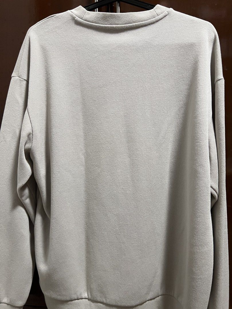 Muji Grey Crewneck Sweatshirt (Category: Coats, Jackets and Outerwear) located in Malolos. Submitted by potchi__ (Listing ID 1447862189, Image 2). Description: Muji Sweatshirt No tag No issues Large .