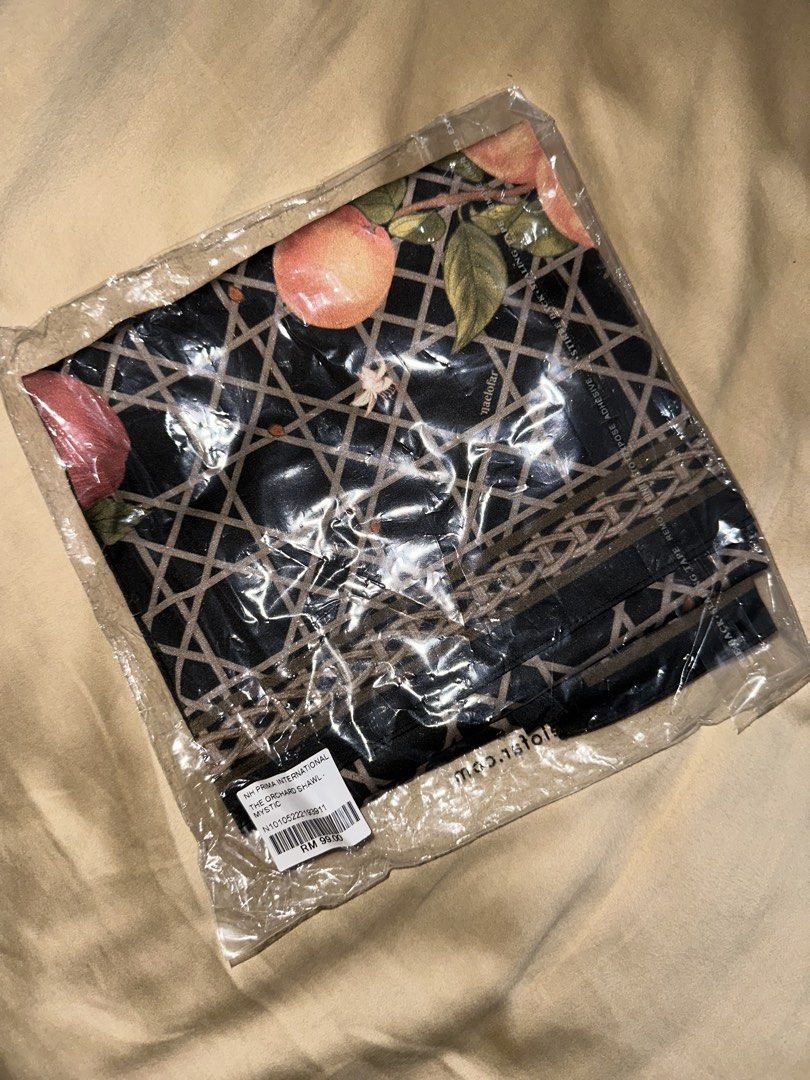 Naelofar shawl new (Category: Hijabs) located in Kuala Lumpur. Submitted by lovefsya (Listing ID 1447783466, Image 1). Description: Original Still new never used Buy 2 items get free shipping.