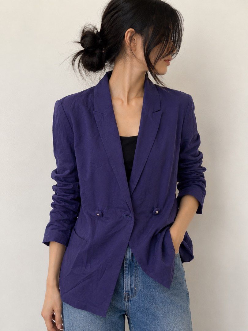 Navy Blue Double Breasted Blazer (Category: Coats, Jackets and Outerwear) located in Mexico. Submitted by studioleraph (Listing ID 1447685440, Image 1). Description: BLZ 04 - A 📏 Measurements (in inches): • Shoulder: 17 • Chest: 20 • Length: 27 • Armhole: 14 🫶 See Brand on Photo 🔥 The model photos are AI-generated for styling and fit visualization only. 👗 The actual item being sold is the original garment shown in the product photos. Small di