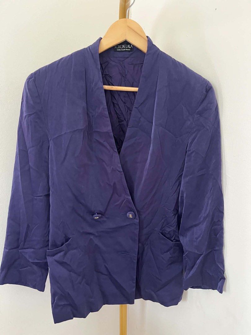 Navy Blue Double Breasted Blazer (Category: Coats, Jackets and Outerwear) located in Mexico. Submitted by studioleraph (Listing ID 1447685440, Image 3). Description: BLZ 04 - A 📏 Measurements (in inches): • Shoulder: 17 • Chest: 20 • Length: 27 • Armhole: 14 🫶 See Brand on Photo 🔥 The model photos are AI-generated for styling and fit visualization only. 👗 The actual item being sold is the original garment shown in the product photos. Small di