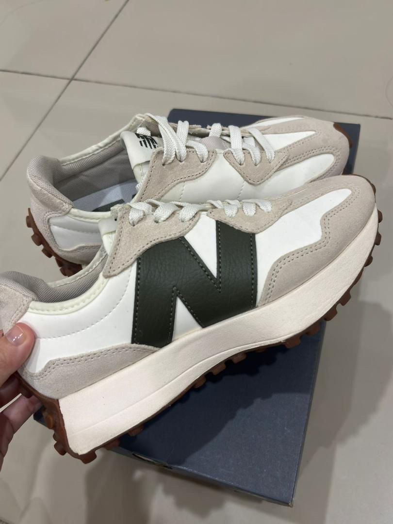 New balance 327 (Category: Sneakers) located in Shah Alam. Submitted by 2c.store (Listing ID 1447821261, Image 1). Description: NEW BALANCE 327 Condition : 8/10 Saiz : UK 3.5.