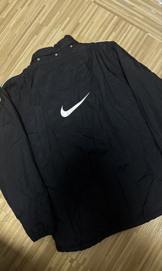 Nike Jacket (Category: Coats, Jackets and Outerwear) located in Bangi. Submitted by syafiaiman (Listing ID 1447881854, Image 2). Description: Pit : 21 Inches Length : 27.5 Inches Condition : semua masih ngam Overall : 9/10.