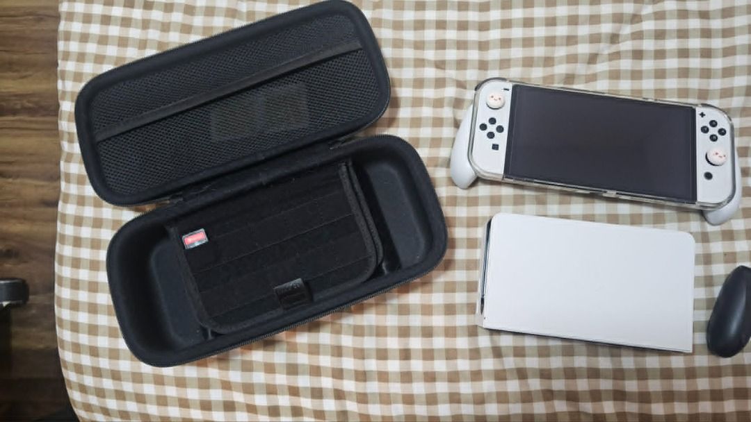 Nintendo Switch OLED Model White with Complete Accesories (Category: Nintendo) located in Muntinlupa City. Submitted by henlomyhee (Listing ID 1447811283, Image 2). Description: Nintendo Switch OLED White No issues Inclusions: - Unit Box with complete inclusions - 2 bags (Nintendo Switch Travel bag, Skull & Co protective case with accessories) - Free Diablo Game - Free baobao thumb grip Meet-up only at SM Molino, MOA.