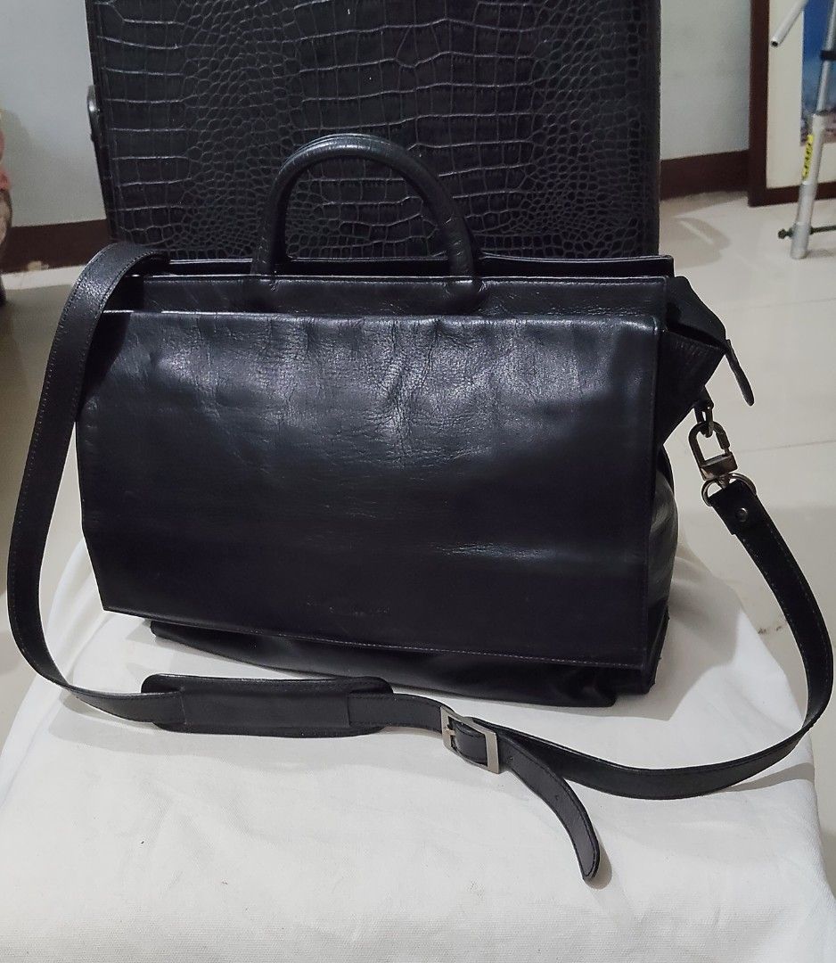 NOM ADVANCED Black Leather Top Handle Bag with Shoulder Strap (Category: Shoulder Bags) located in Cebu City. Submitted by almzcorner (Listing ID 1447706131, Image 1). Description: - Brand: NOM ADVANCED - Color: Black - Material: Genuine Leather with nice texture - Features: Top handles, detachable shoulder strap - Interior: Spacious with multiple compartments and a zippered pocket - Ideal for: Work or everyday use - Condition: Please check photo