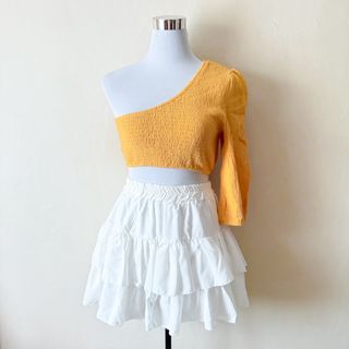 (Category: ) located in . Submitted by rosywardrobe (Listing ID 1447809940, Image 1). Description: .