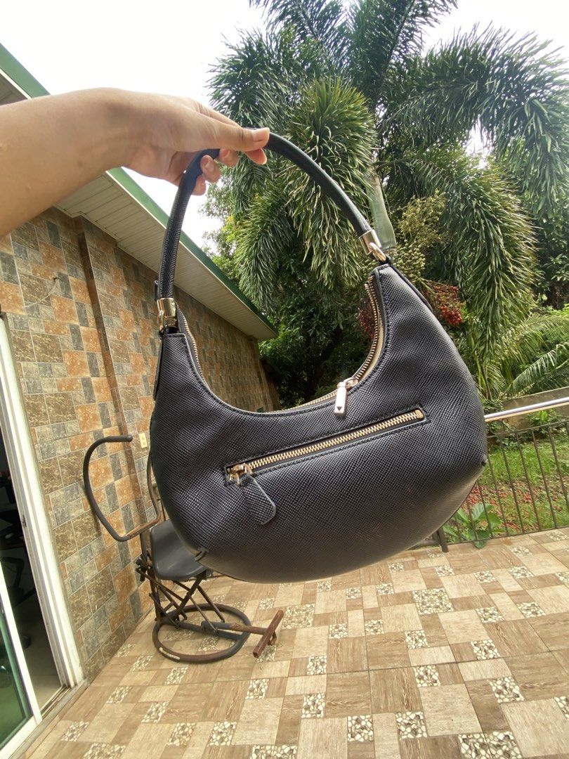 ORIGINAL Guess Black Textured Hobo Shoulder Bag (Category: Shoulder Bags) located in Mariveles. Submitted by preluvbaddie (Listing ID 1447697584, Image 3). Description: ORIGINAL BOUGHT IT AT TRINOMA GUESS FOR 9k - Black Guess hobo bag - Textured material - Gold tone hardware with tassel detail - Zipper closure - Shoulder strap and top handle - Ideal for everyday use.