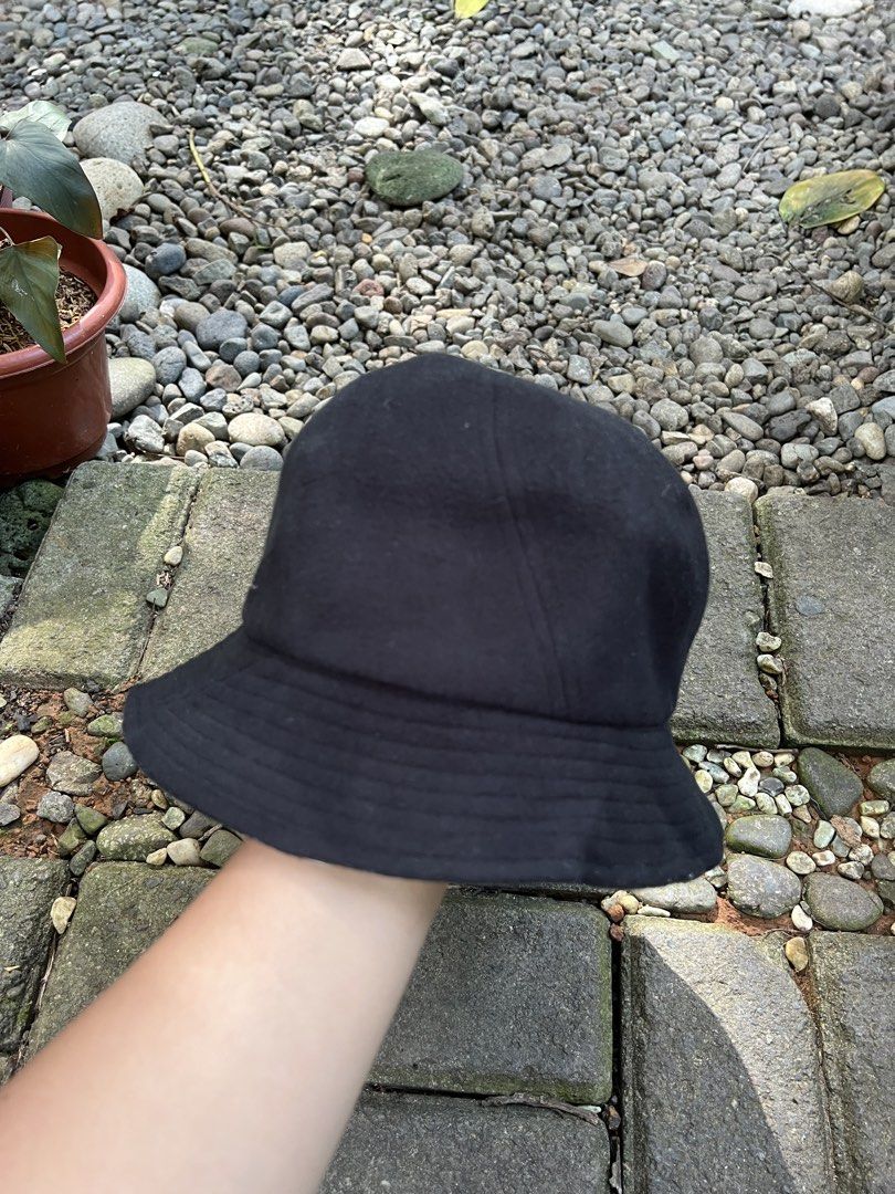Pierre Cardin bucket hat embroidered logo (Category: Luxury Accessories) located in Dapitan. Submitted by gelbread (Listing ID 1447746085, Image 3). Description: .