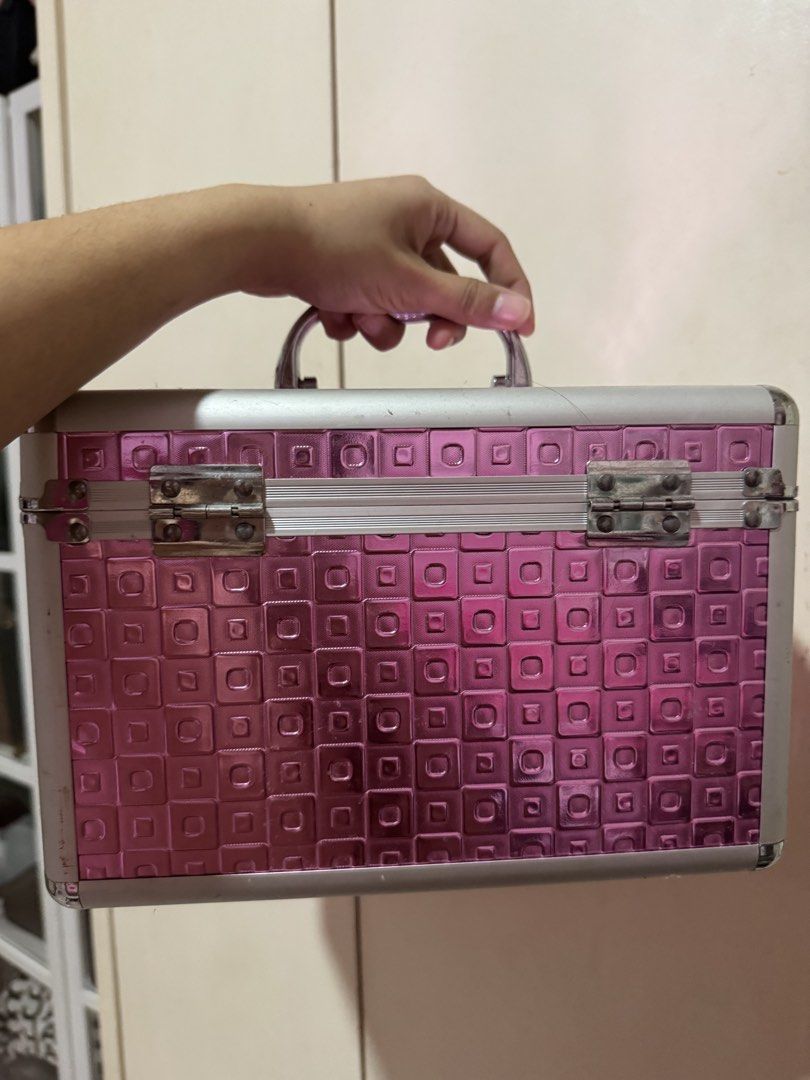 Pink Textured Makeup Train Case with Mirror (Category: Makeup) located in San Pablo. Submitted by simplicitybeaute (Listing ID 1447827287, Image 3). Description: Barely used Was stuck only in my room.