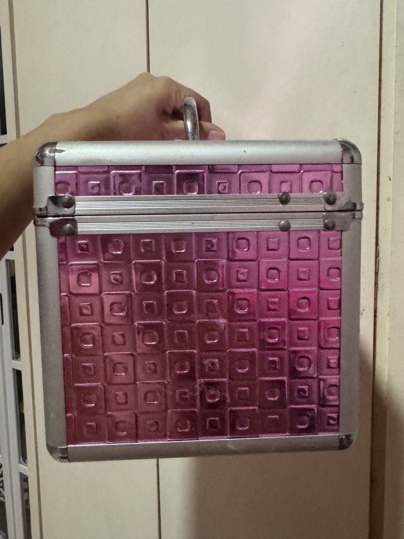 Pink Textured Makeup Train Case with Mirror (Category: Makeup) located in San Pablo. Submitted by simplicitybeaute (Listing ID 1447827287, Image 2). Description: Barely used Was stuck only in my room.