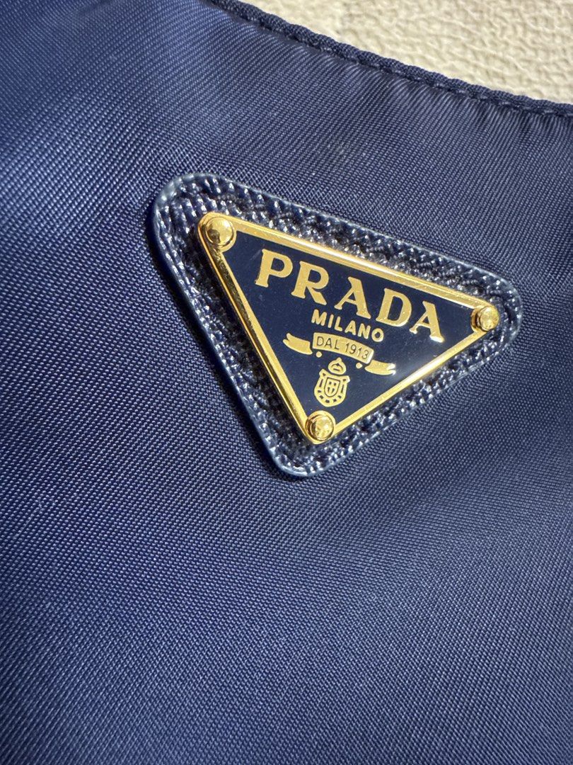 Prada （分類：手袋及銀包）位於 Hong Kong。 由 YuenYuen67 提交（商品編號 1447720569，圖片 3）。簡介： 。