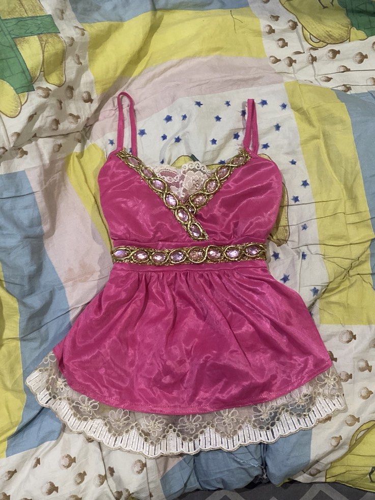 Princess Y2k Top Vintage Pink Whimsy (Category: Sleeveless) located in Mexico. Submitted by timitum (Listing ID 1445719345, Image 1). Description: 🧁 super cute!! 🧁 fits small 🧁 princess vibes only isssue lang is nawawala yung isang gem.