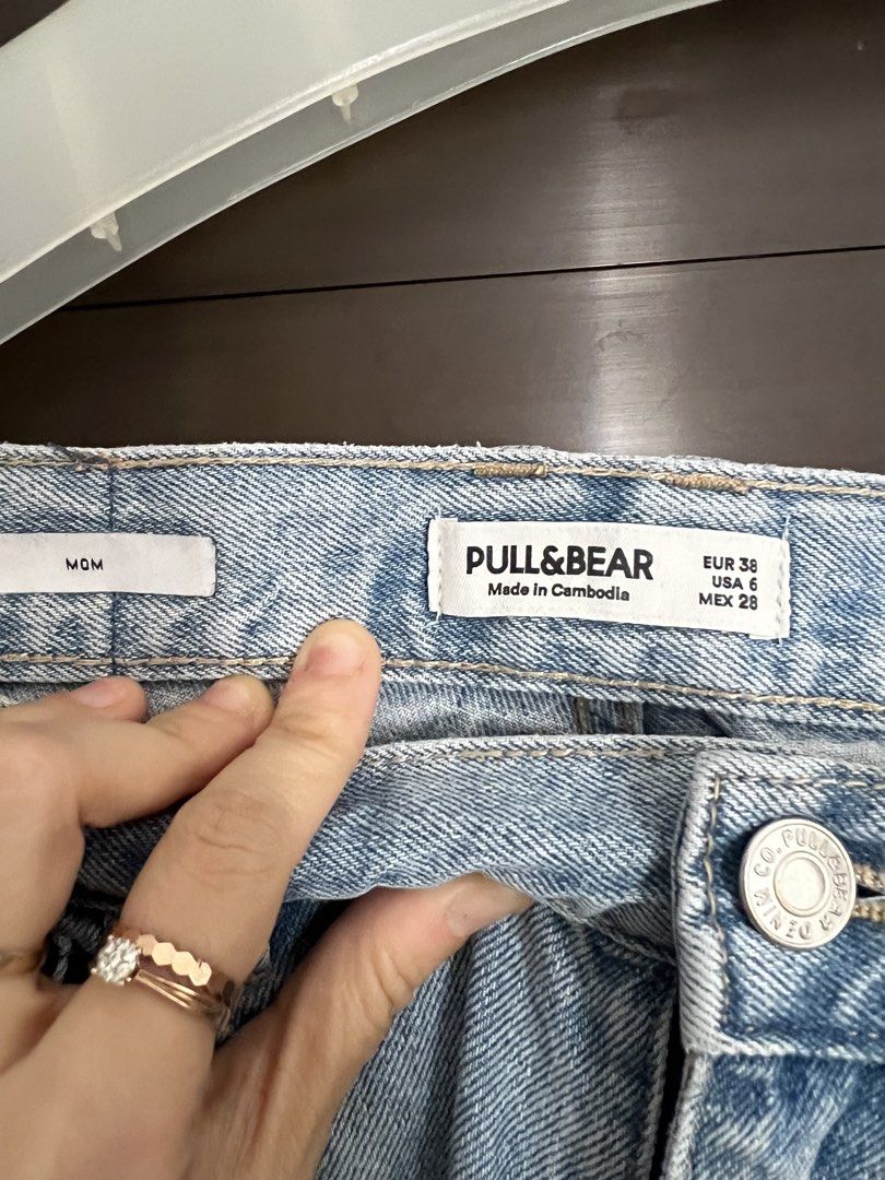 Pull and bear mom jeans (Kategori: Bawahan) berada di Jakarta Pusat. Dikirim oleh prelovedstuffnvs (ID iklan 1447787740, Gambar 3). Deskripsi: Pull n bear mom jeans High waisted No defect Untuk contoh pemakaian bs chat yaa.