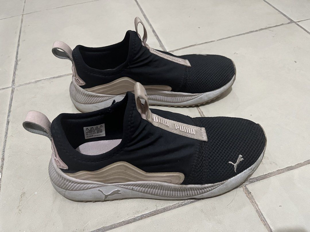 PUMA Rubber Shoes, Black (Category: Sneakers) located in Manila. Submitted by switchtosave (Listing ID 1447835396, Image 3). Description: .