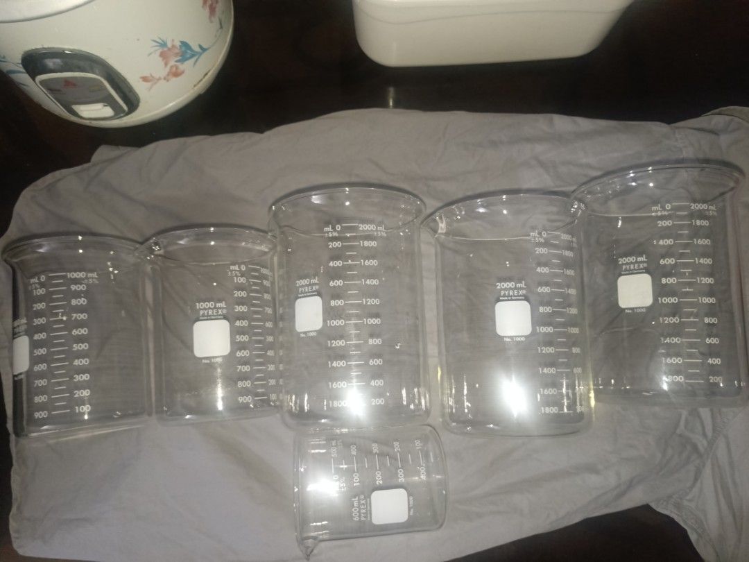 Pyrex Glass Beakers (1000ml & 2000ml) (Category: Medical Supplies & Tools) located in Quezon City. Submitted by eyesellgoodthings (Listing ID 1447756946, Image 1). Description: Pyrex Beaker ₱2,500 take all (1 beaker 600ml) 160 (2 beaker 1000ml) P960 (3 beaker 2000ml) 2,400 - Set of Pyrex glass beakers - Includes 1000ml and 2000ml sizes - Ideal for science experiments or kitchen use - Features clear, accurate measurement markings - Minor scuffs fr