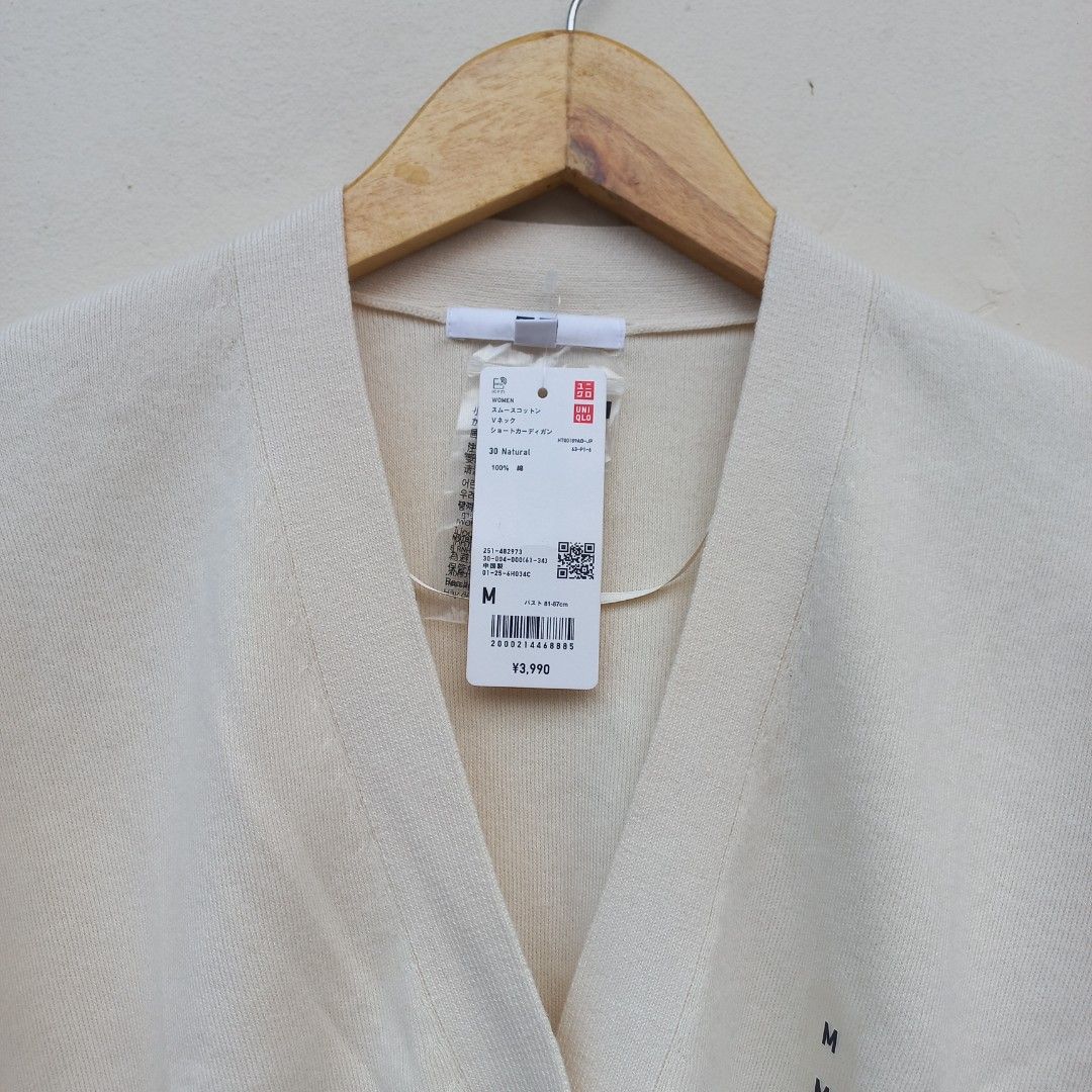 READY STOCK | New Uniqlo Smooth Cotton V Neck Short Cardigan | Cardigan Rib Knit Halus Knitwear Premium Cotton | V-neck Cardigan Halus Adem Off White | Cotton Cardigan (Kategori: Baju Luaran) berada di Cikampek. Dikirim oleh elmofunia (ID iklan 1447871352, Gambar 2). Deskripsi: READY STOCK YA‼️ Original from Uniqlo Japan. Harga di Indo 499K. (out of stock) warna sesuai foto (off white/natural) size M only‼️ Lingkar dada: 104 cm Panjang baju: 47 c