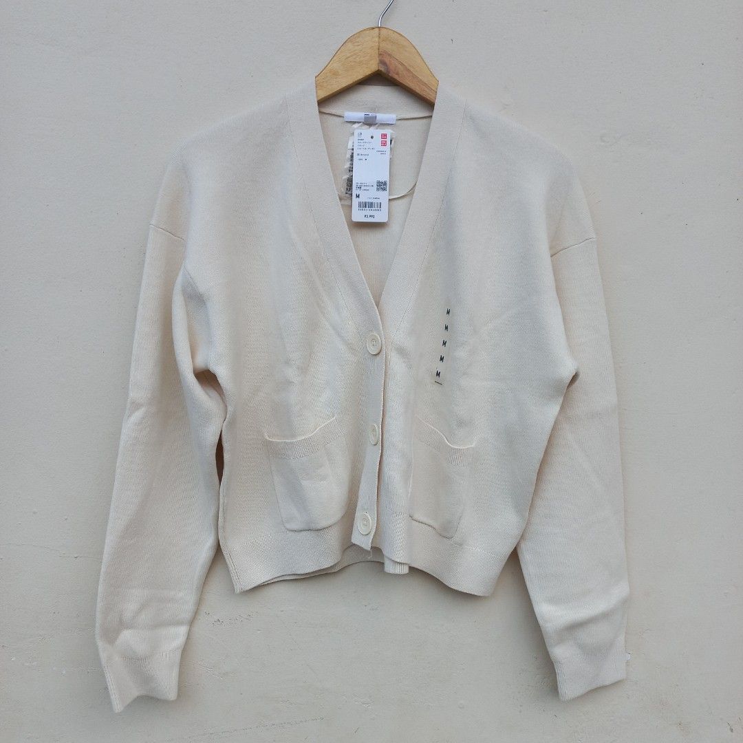 READY STOCK | New Uniqlo Smooth Cotton V Neck Short Cardigan | Cardigan Rib Knit Halus Knitwear Premium Cotton | V-neck Cardigan Halus Adem Off White | Cotton Cardigan (Kategori: Baju Luaran) berada di Cikampek. Dikirim oleh elmofunia (ID iklan 1447871352, Gambar 1). Deskripsi: READY STOCK YA‼️ Original from Uniqlo Japan. Harga di Indo 499K. (out of stock) warna sesuai foto (off white/natural) size M only‼️ Lingkar dada: 104 cm Panjang baju: 47 c