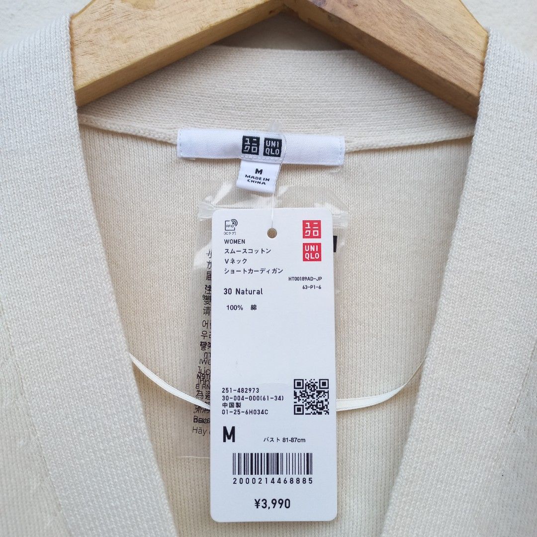 READY STOCK | New Uniqlo Smooth Cotton V Neck Short Cardigan | Cardigan Rib Knit Halus Knitwear Premium Cotton | V-neck Cardigan Halus Adem Off White | Cotton Cardigan (Kategori: Baju Luaran) berada di Cikampek. Dikirim oleh elmofunia (ID iklan 1447871467, Gambar 3). Deskripsi: READY STOCK YA‼️ Original from Uniqlo Japan. Harga di Indo 499K. (out of stock) warna sesuai foto (off white/natural) size M only‼️ Lingkar dada: 104 cm Panjang baju: 47 c