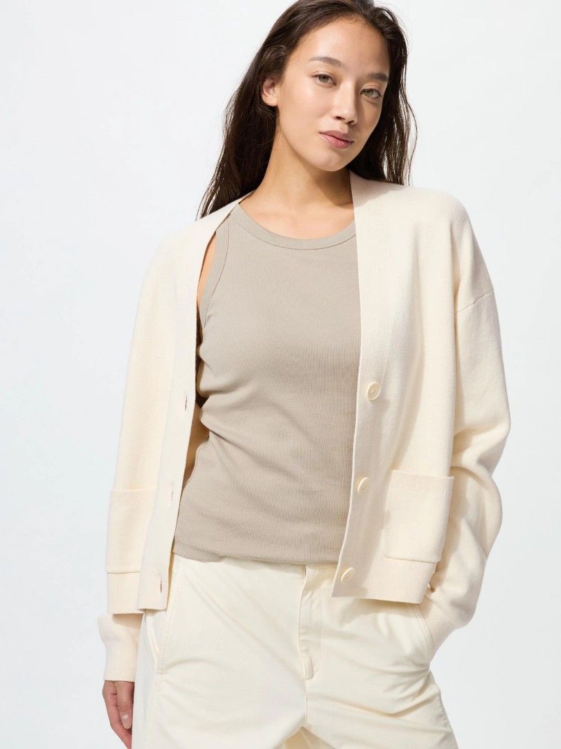 READY STOCK | New Uniqlo Smooth Cotton V Neck Short Cardigan | Cardigan Rib Knit Halus Knitwear Premium Cotton | V-neck Cardigan Halus Adem Off White | Cotton Cardigan (Kategori: Baju Luaran) berada di Cikampek. Dikirim oleh elmofunia (ID iklan 1447871467, Gambar 1). Deskripsi: READY STOCK YA‼️ Original from Uniqlo Japan. Harga di Indo 499K. (out of stock) warna sesuai foto (off white/natural) size M only‼️ Lingkar dada: 104 cm Panjang baju: 47 c