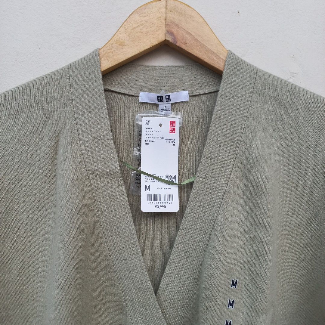READY STOCK | New Uniqlo Smooth Cotton V Neck Short Cardigan | Cardigan Rib Knit Halus Knitwear Premium Cotton | V-neck Cardigan Halus Adem | Cotton Cardigan (Kategori: Baju Luaran) berada di Cikampek. Dikirim oleh elmofunia (ID iklan 1447871561, Gambar 2). Deskripsi: READY STOCK YA‼️ Original from Uniqlo Japan. Harga di Indo 499K. (out of stock) warna sesuai foto (light green/sage gitu ya) size M only‼️ Lingkar dada: 104 cm Panjang baju: 47 cm N