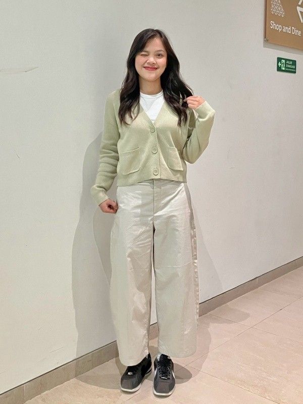 READY STOCK | New Uniqlo Smooth Cotton V Neck Short Cardigan | Cardigan Rib Knit Halus Knitwear Premium Cotton | V-neck Cardigan Halus Adem | Cotton Cardigan (Kategori: Baju Luaran) berada di Cikampek. Dikirim oleh elmofunia (ID iklan 1447871662, Gambar 2). Deskripsi: READY STOCK YA‼️ Original from Uniqlo Japan. Harga di Indo 499K. (out of stock) warna sesuai foto (light green/sage gitu ya) size M only‼️ Lingkar dada: 104 cm Panjang baju: 47 cm N