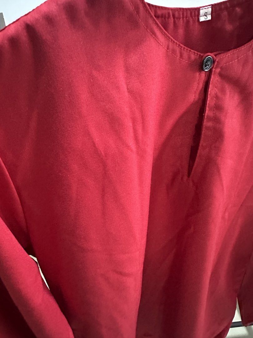 Red Kurta Top Size S (Category: Baju Melayu) located in Kuala Lumpur. Submitted by lopopshop (Listing ID 1447737753, Image 3). Description: The label says size S, but it runs slightly large. It should fit someone who normally wears size M. - Simple design with one button at the collar - Long sleeves - Ideal for Hari Raya and festive occasions - Versatile and easy to match with pants.