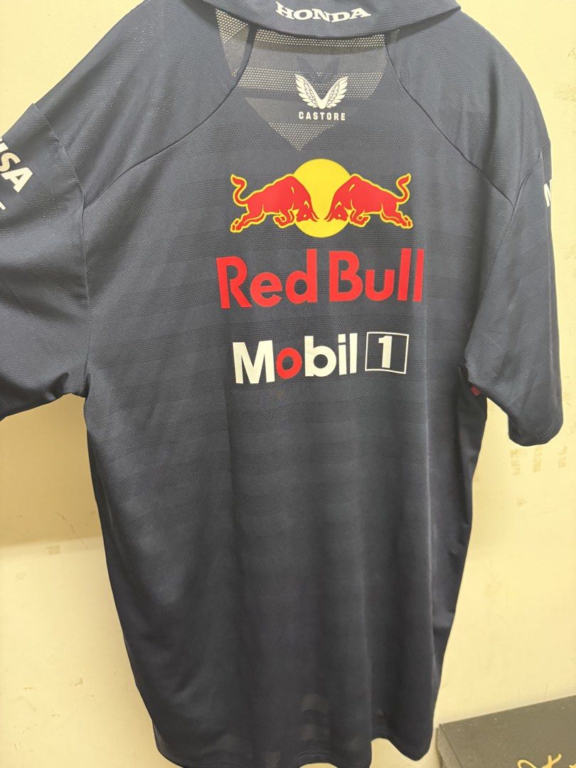 由 allen060712 (刊登 ID 1447828380，圖片 2) 提交，位於 台中市 (Taichung) 的 Red Bull 廠隊polo衫 鈴鹿賽道購入 (類別：T恤、Polo衫)，說明：基本全新。