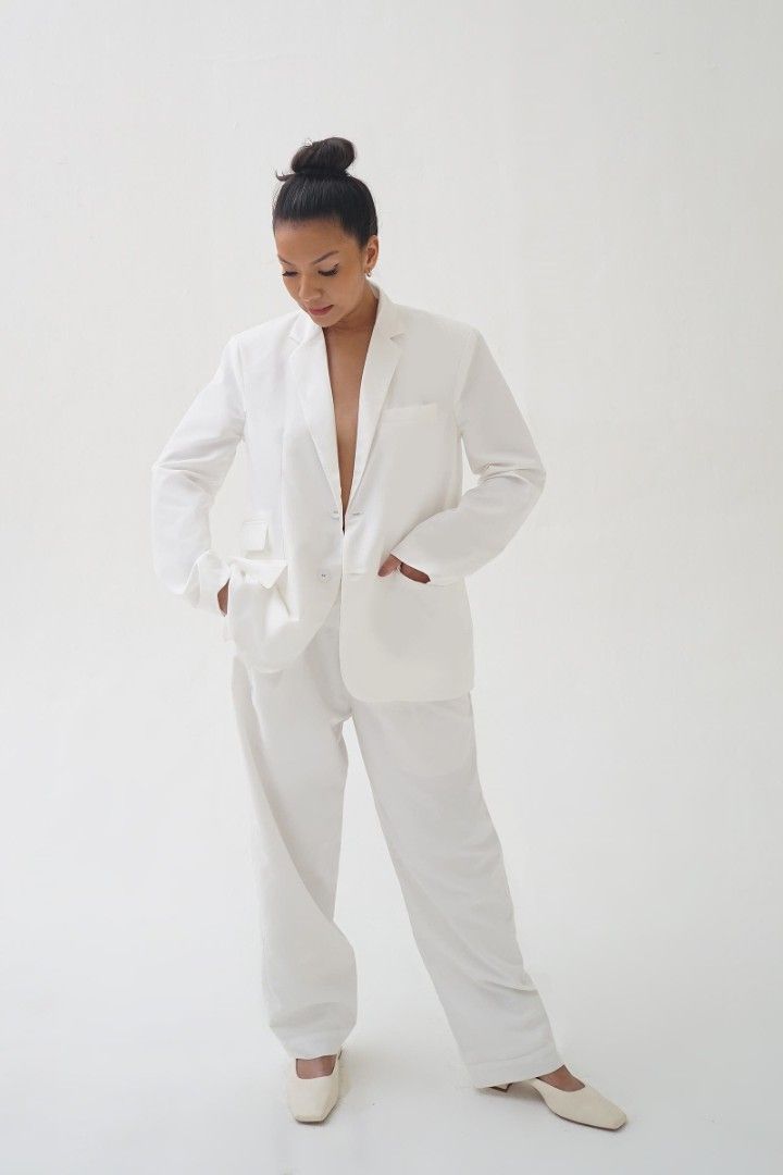 RIE BLAZER White MASSHIRO&Co. x Rama Dauhan Size M dan L (Kategori: Atasan) berada di Jakarta Selatan. Dikirim oleh lilovecloset (ID iklan 1447772207, Gambar 1). Deskripsi: UNISEX SIZE M Bust: 110 cm Back Length: 72 cm Armhole: 55 cm Shoulder Width: 47 cm Sleeve Length: 65 cm Sleeve Opening: 30 cm SIZE L Bust: 114 cm Back Length: 75 cm Armhole: 56.5 cm Shoulder Width: 49 cm Sleeve Length: 67 cm Sleeve Opening: 31 cm.
