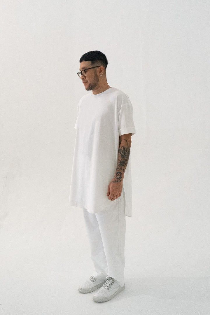 ROKU White Tshirt Rama Dauhan x MASSHIRO&Co. (Kategori: Atasan) berada di Jakarta Selatan. Dikirim oleh lilovecloset (ID iklan 1447773666, Gambar 3). Deskripsi: ONE SIZE ( UNISEX) Bust: 132 cm Back Length: 93 cm Shoulder Width: 56 cm Sleeve Length: 20 cm Sleeve Opening: 38 cm Material: Cotton Color: White.