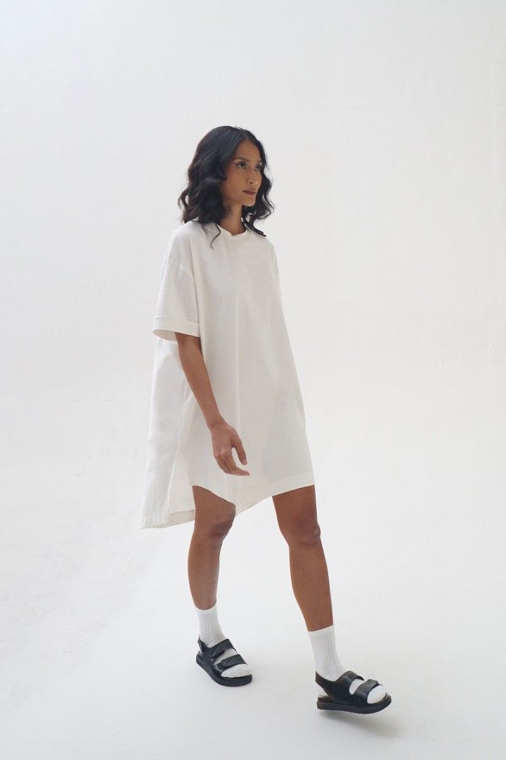 ROKU White Tshirt Rama Dauhan x MASSHIRO&Co. (Kategori: Atasan) berada di Jakarta Selatan. Dikirim oleh lilovecloset (ID iklan 1447773666, Gambar 1). Deskripsi: ONE SIZE ( UNISEX) Bust: 132 cm Back Length: 93 cm Shoulder Width: 56 cm Sleeve Length: 20 cm Sleeve Opening: 38 cm Material: Cotton Color: White.