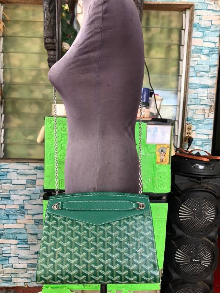 RoueTTe G0yarddd convertible (Category: Luxury Bags & Wallets) located in Ozamiz City. Submitted by kapesteba112457 (Listing ID 1447744211, Image 1). Description: flawless no issue with subrang kapal na dustbag.. kasya long wallet..selected preloved from japan/korea.