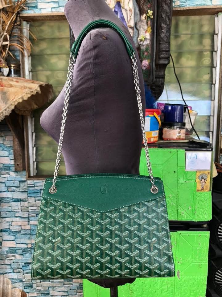 RoueTTe G0yarddd convertible (Category: Luxury Bags & Wallets) located in Ozamiz City. Submitted by kapesteba112457 (Listing ID 1447744211, Image 2). Description: flawless no issue with subrang kapal na dustbag.. kasya long wallet..selected preloved from japan/korea.