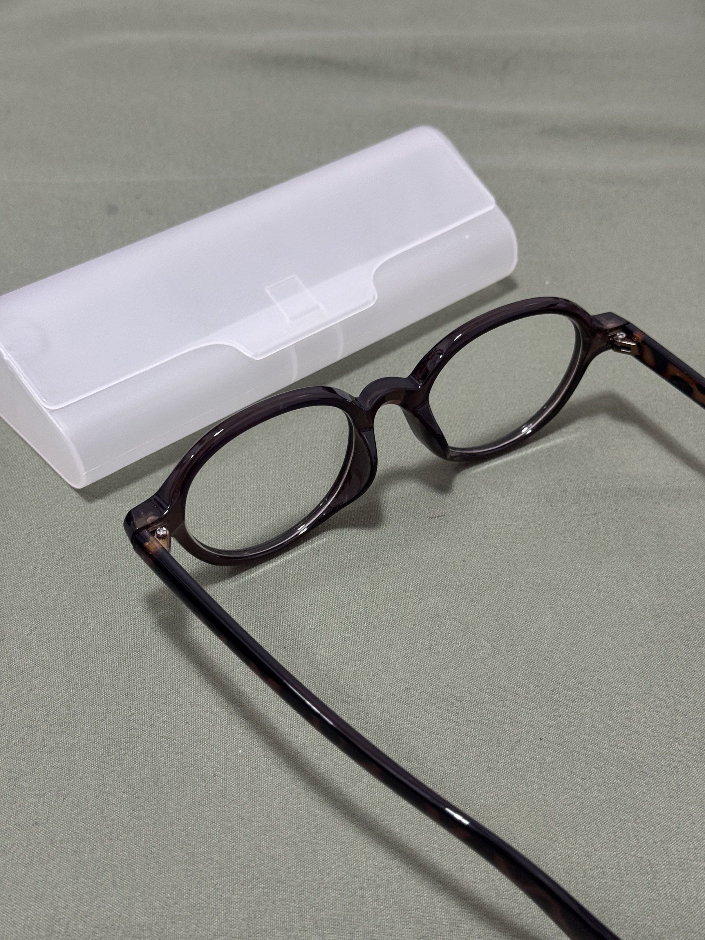 Round Glasses with Case (Category: Sunglasses & Eyewear) located in Manila. Submitted by kth18 (Listing ID 1447780960, Image 2). Description: - Classic round glasses with a stylish leopard pattern. - Clear, non-prescription lenses perfect for fashion or everyday use. - Lightweight and comfortable frame for all-day wear. - Comes with a protective clear hard case..