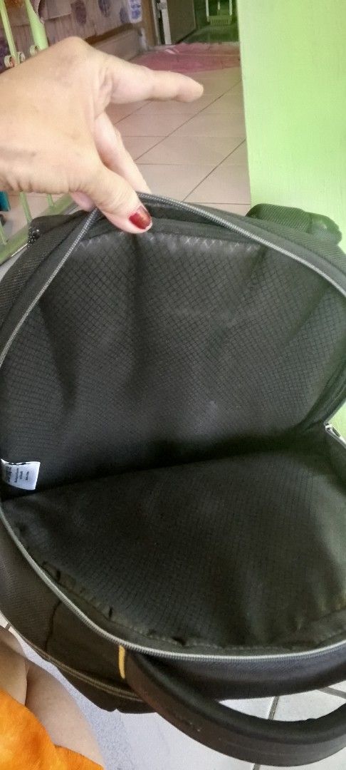 Samsonite Black Backpack (Category: Backpacks) located in Caloocan City. Submitted by nobleflower_4c42cc (Listing ID 1447816541, Image 3). Description: - Black Samsonite backpack - Ample interior space - Multiple compartments for organization - Padded straps for comfort - Perfect for school or travel - Made in China flaws sa may zipper Samsonite.