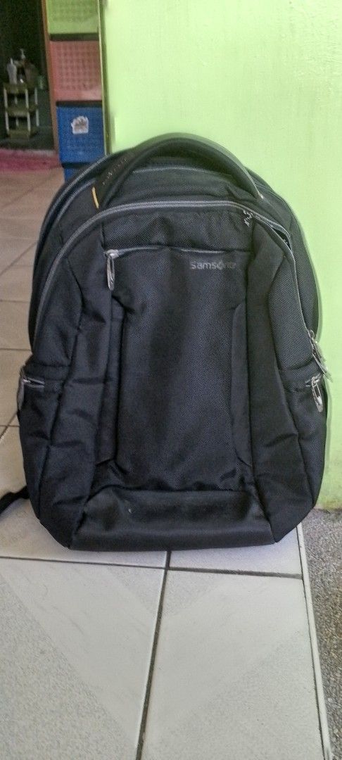 Samsonite Black Backpack (Category: Backpacks) located in Caloocan City. Submitted by nobleflower_4c42cc (Listing ID 1447816541, Image 1). Description: - Black Samsonite backpack - Ample interior space - Multiple compartments for organization - Padded straps for comfort - Perfect for school or travel - Made in China flaws sa may zipper Samsonite.