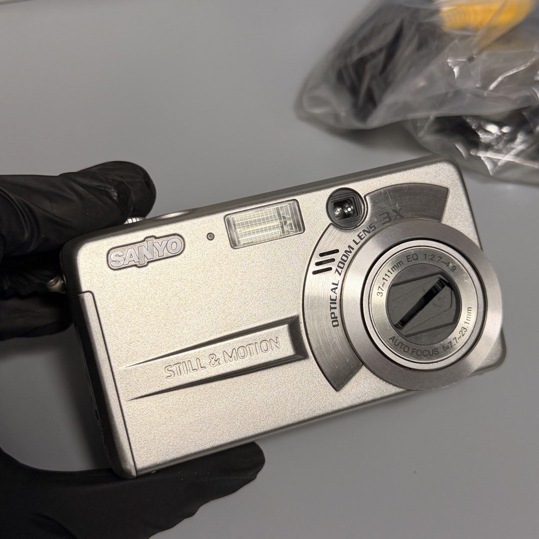 Sanyo MZ3 - Retro Digital Camera (Category: Cameras) located in Cavite. Submitted by datsoretro (Listing ID 1447863509, Image 3). Description: Fully functional vintage camera from Sanyo. The lenses dont close fully when turned off but it does not affect operation. Everything in the photo (original accessories) are included. PLEASE NOTE: This camera uses a Compact Flash Storage that is not included in the package price. Pick up at my location to c