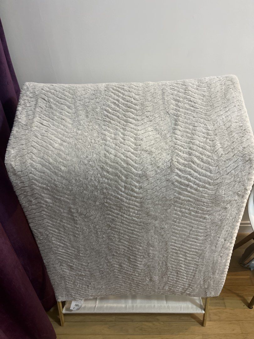 Soft Chevron Pattern rug (Category: Bedding & Towels) located in Kuala Lumpur. Submitted by fastlion_42fd8d (Listing ID 1447817521, Image 2). Description: Fluffy rug .