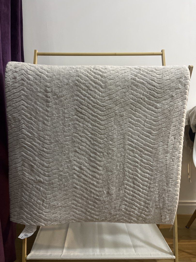Soft Chevron Pattern rug (Category: Bedding & Towels) located in Kuala Lumpur. Submitted by fastlion_42fd8d (Listing ID 1447817521, Image 1). Description: Fluffy rug .