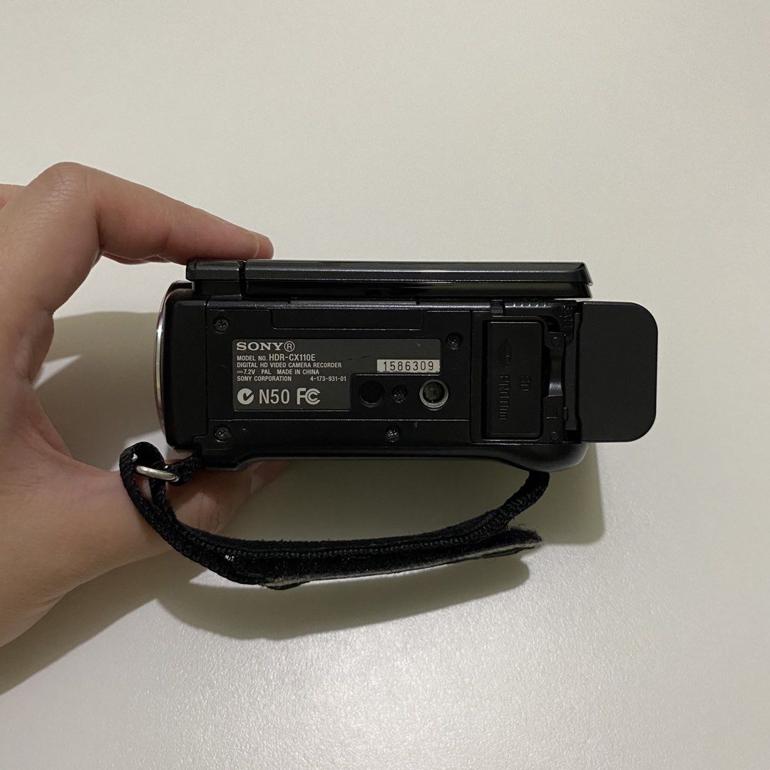 Sony HDR-CX11E Camcorder (Category: Video Cameras) located in Manila. Submitted by ellexyz (Listing ID 1447760709, Image 3). Description: Sony HDR-CX11E Camcorder / Video camera Rfs: Decluttering Bought for 8,000, selling for half the price because of a ghost touch/button glitch issue. Pls message me so I can show you as maybe you can get it fixed..