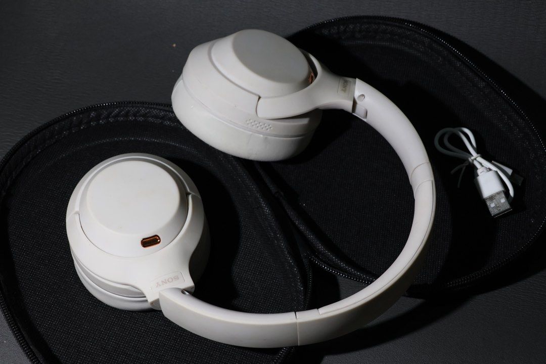 Sony Xm4 (Copy) (Category: Headphones & Headsets) located in Manila. Submitted by edrixnuxcruz (Listing ID 1447770942, Image 3). Description: !!For Sale!! Sony Xm4 (Copy not Original) •sound quality is same with the original •Nakatambak lang •Working very very good •good as brand new •goods for aesthetics and daily use •with case (see pic) ‼️Selling it for only: ₱1,000‼️ for reference: original price of the same item in second hand market is ₱2,0