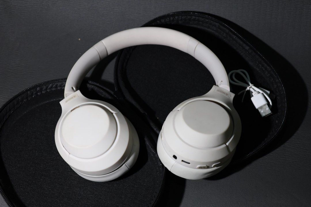 Sony Xm4 (Copy) (Category: Headphones & Headsets) located in Manila. Submitted by edrixnuxcruz (Listing ID 1447770942, Image 1). Description: !!For Sale!! Sony Xm4 (Copy not Original) •sound quality is same with the original •Nakatambak lang •Working very very good •good as brand new •goods for aesthetics and daily use •with case (see pic) ‼️Selling it for only: ₱1,000‼️ for reference: original price of the same item in second hand market is ₱2,0