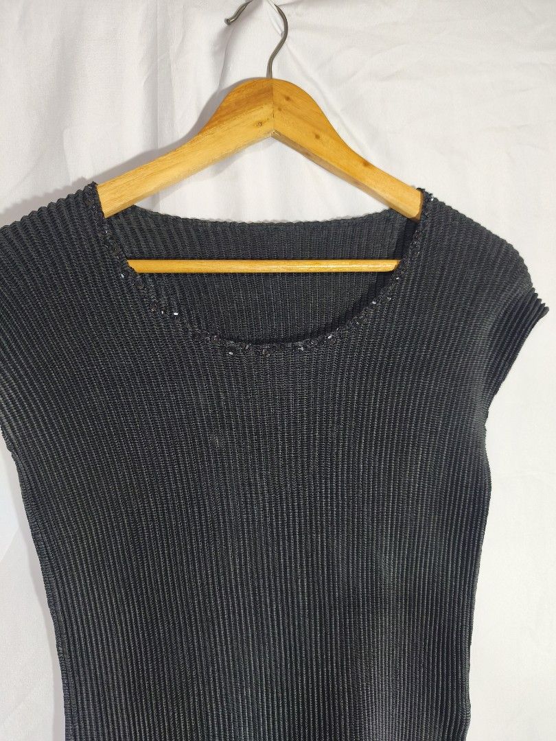 Specchio pleats (Category: Blouses) located in Cagayan de Oro. Submitted by smoothstyle (Listing ID 1447732705, Image 2). Description: Specchio Japanese pleats excellent condition size: 15x21 no issue.
