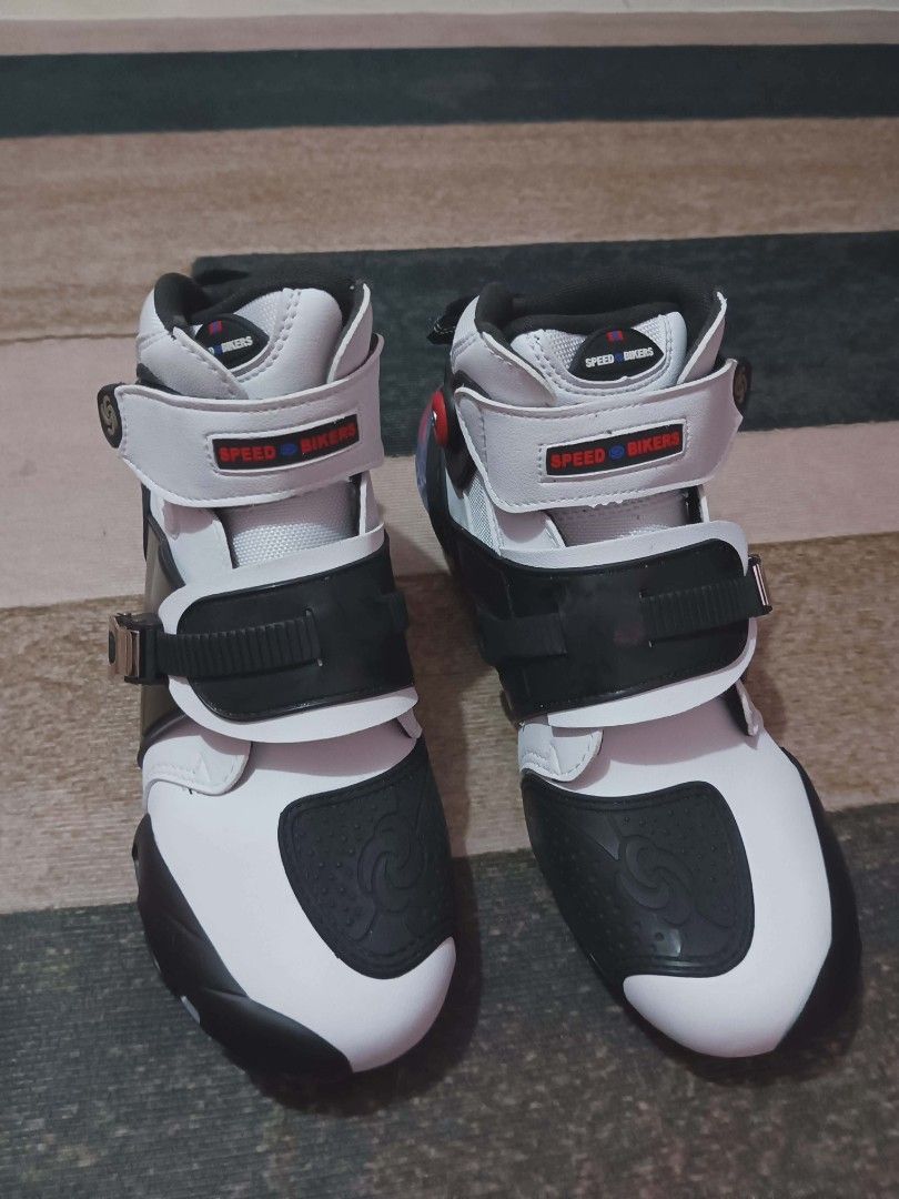 Speedbikers Motorcycle Boots, Jacket, and Knee Guards Set (Category: Helmets and other Riding Gears) located in Baliuag. Submitted by emilosn (Listing ID 1447755340, Image 2). Description: - Complete motorcycle riding gear set - Includes Speedbikers boots (white/black with velcro straps) - Mesh riding jacket (light grey, brand new with tags attached) - Knee guards (white/black with adjustable straps) - Provides excellent protection for your rides