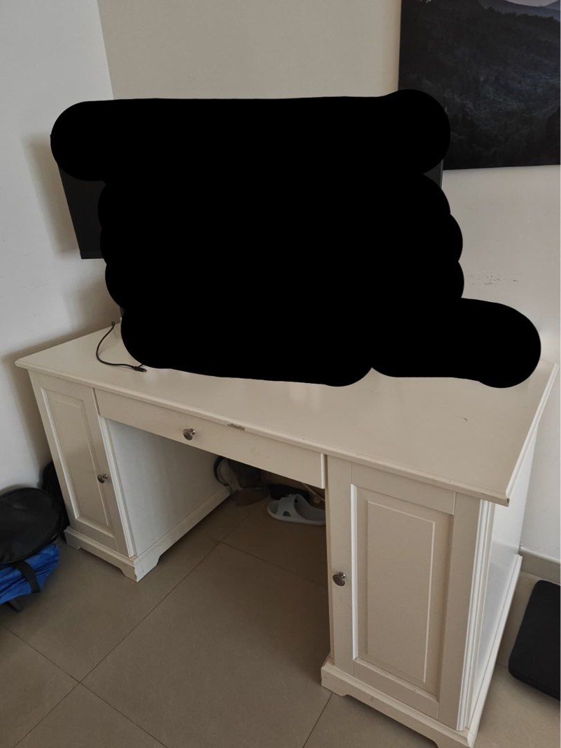 Study/work table （分類：桌子）位於 Hong Kong。 由 roo21 提交（商品編號 1447823425，圖片 1）。簡介： Pick up in August Selling Beautiful spotless white study table with spacious storage space. Selling as moving. 。